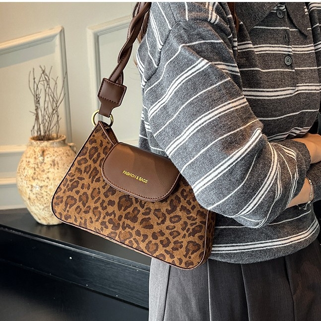 Dámska crossbody taška | semiš, horizontálne štvorcový tvar, zapínanie na zips; vnútorné priehradky: zipsová kapsa, kapsa na telefón, kapsa na dokumenty; podšívka polyester