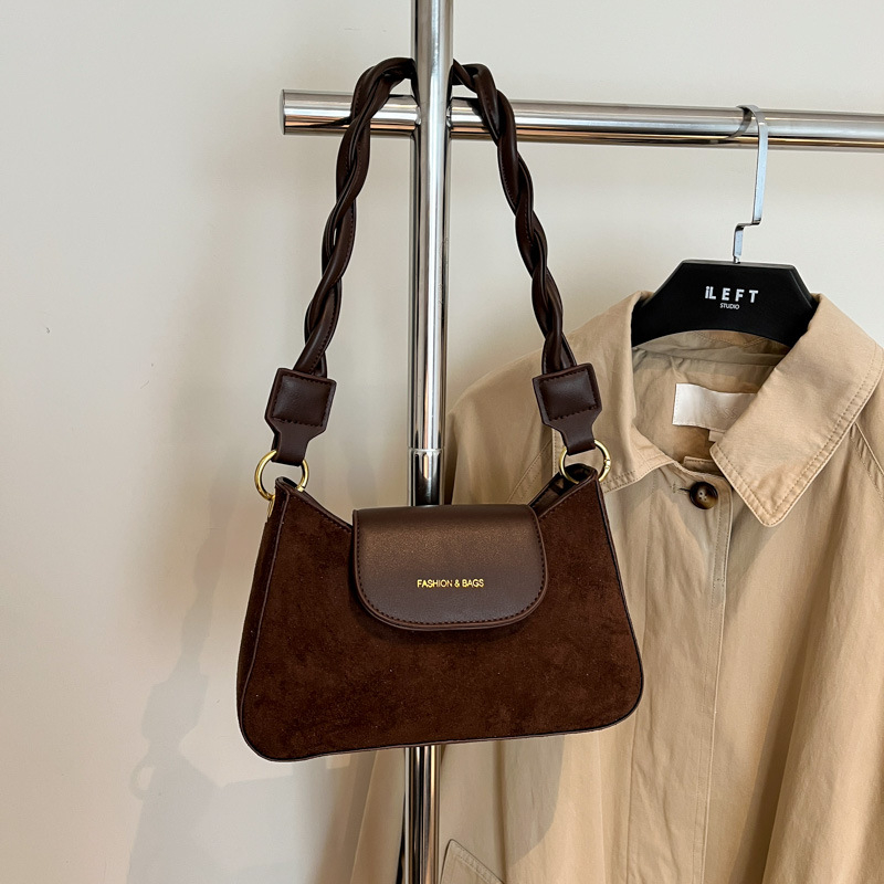 Dámska crossbody taška | semiš, horizontálne štvorcový tvar, zapínanie na zips; vnútorné priehradky: zipsová kapsa, kapsa na telefón, kapsa na dokumenty; podšívka polyester