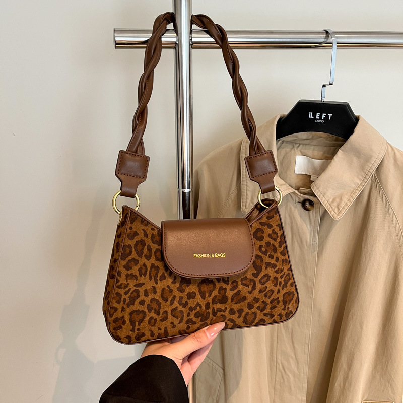 Dámska crossbody taška | semiš, horizontálne štvorcový tvar, zapínanie na zips; vnútorné priehradky: zipsová kapsa, kapsa na telefón, kapsa na dokumenty; podšívka polyester