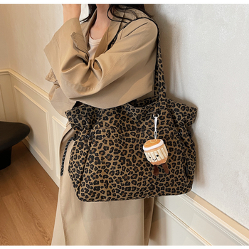 Geantă tote din pânză cu imprimeu leopard, închidere cu fermoar, căptușeală poliester, buzunar ascuns cu fermoar, siluetă orizontală tridimensională.