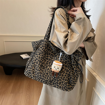 Geantă tote din pânză cu imprimeu leopard, închidere cu fermoar, căptușeală poliester, buzunar ascuns cu fermoar, siluetă orizontală tridimensională.