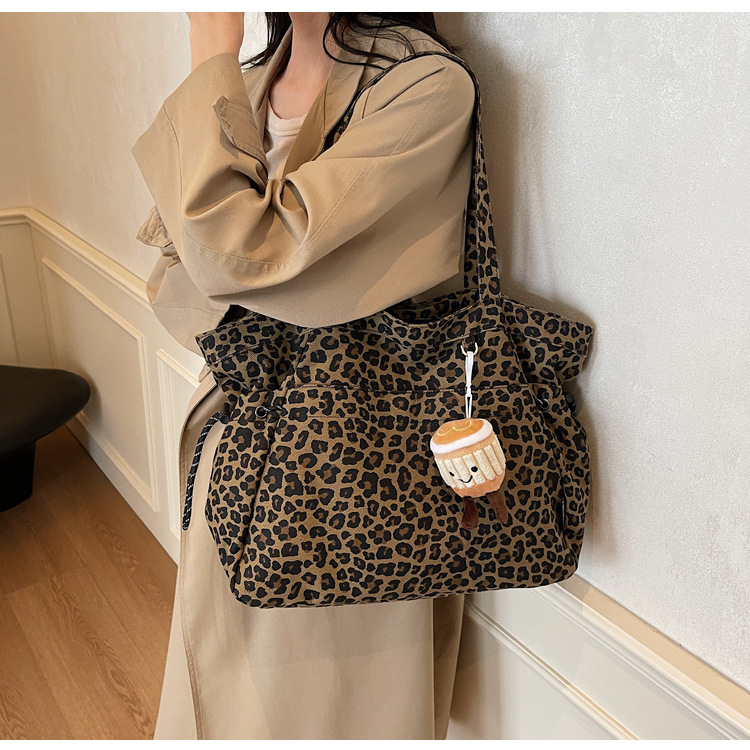 Geantă tote din pânză cu imprimeu leopard, închidere cu fermoar, căptușeală poliester, buzunar ascuns cu fermoar, siluetă orizontală tridimensională.