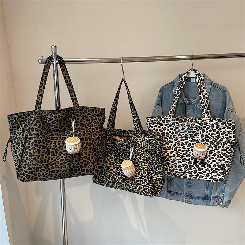 Geantă tote din pânză cu imprimeu leopard, închidere cu fermoar, căptușeală poliester, buzunar ascuns cu fermoar, siluetă orizontală tridimensională.