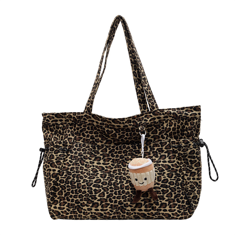 Geantă tote din pânză cu imprimeu leopard, închidere cu fermoar, căptușeală poliester, buzunar ascuns cu fermoar, siluetă orizontală tridimensională.