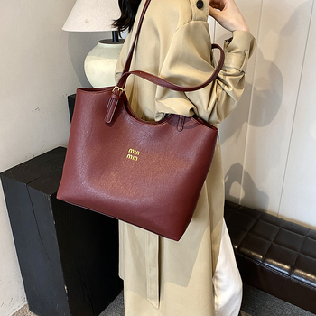 Tote taška pre každodenné použitie — ulicný štýl, PU materiál, vodorovný štvorcový tvar, magnetické zapínanie, vnútorná kapsa na zips (Jesenný 2024)