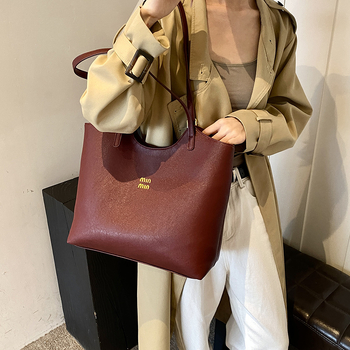 Tote taška pre každodenné použitie — ulicný štýl, PU materiál, vodorovný štvorcový tvar, magnetické zapínanie, vnútorná kapsa na zips (Jesenný 2024)