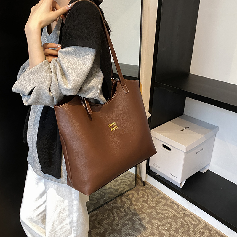 Tote taška pre každodenné použitie — ulicný štýl, PU materiál, vodorovný štvorcový tvar, magnetické zapínanie, vnútorná kapsa na zips (Jesenný 2024)