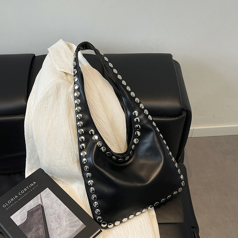 Geantă bucket din PU pentru subraț, închidere magnetică, căptușeală din poliester, buzunar interior cu fermoar