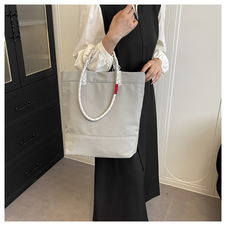 Geantă Tote din pânză, formă verticală pătrată, deschidere cu fermoar, buzunar interior cu fermoar, bretele duble