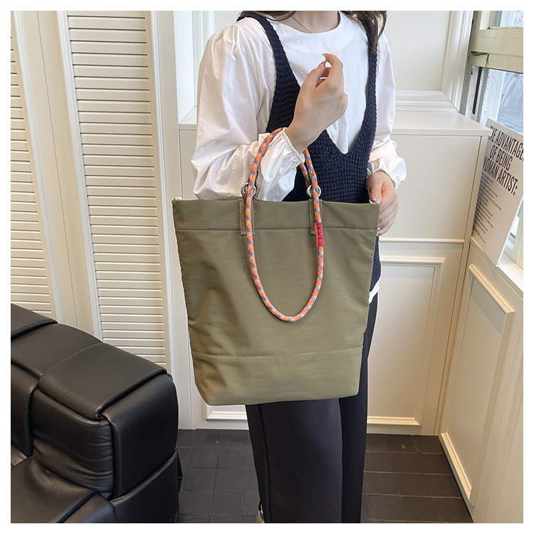 Geantă Tote din pânză, formă verticală pătrată, deschidere cu fermoar, buzunar interior cu fermoar, bretele duble