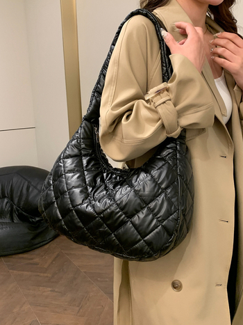 Női quiltelt nylon válltáska, városi minimalist stílus, vízszintes négyszögletes forma, cipzáras záródás, egy vállpánt