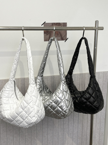 Női quiltelt nylon válltáska, városi minimalist stílus, vízszintes négyszögletes forma, cipzáras záródás, egy vállpánt
