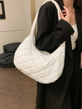 Női quiltelt nylon válltáska, városi minimalist stílus, vízszintes négyszögletes forma, cipzáras záródás, egy vállpánt