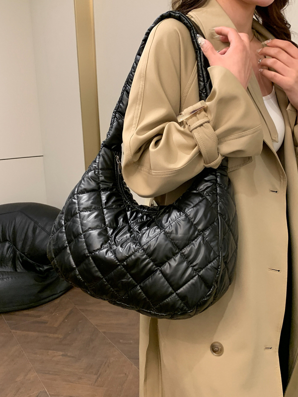 Női quiltelt nylon válltáska, városi minimalist stílus, vízszintes négyszögletes forma, cipzáras záródás, egy vállpánt
