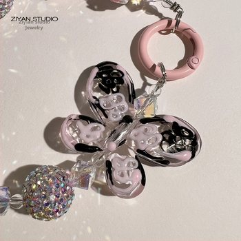 Akrýlný príves na telefón s motívom motýľa – ručne vyrobené korálky, dekoratívny doplnok k telefónu, balené jednotlivo