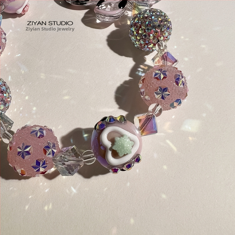 Akrýlný príves na telefón s motívom motýľa – ručne vyrobené korálky, dekoratívny doplnok k telefónu, balené jednotlivo