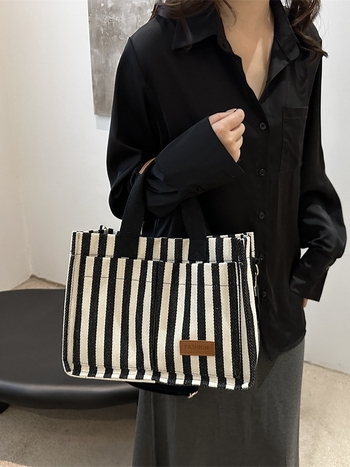 Prúžkovaná plátená taška, ulicový štýl, magnetické zapínanie, horizontálny štvorcový tvar, vnútorná kapsa na telefón