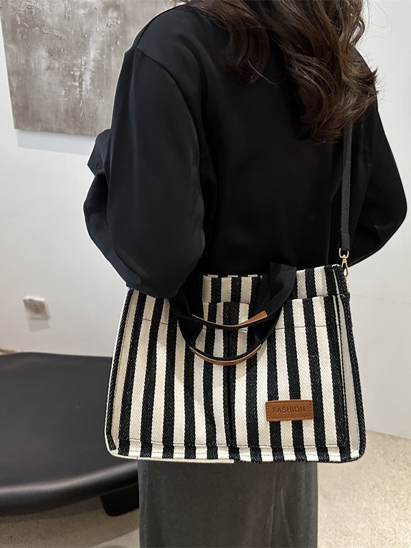 Prúžkovaná plátená taška, ulicový štýl, magnetické zapínanie, horizontálny štvorcový tvar, vnútorná kapsa na telefón