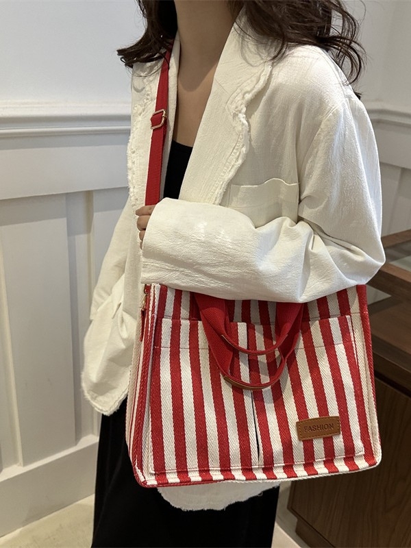 Prúžkovaná plátená taška, ulicový štýl, magnetické zapínanie, horizontálny štvorcový tvar, vnútorná kapsa na telefón