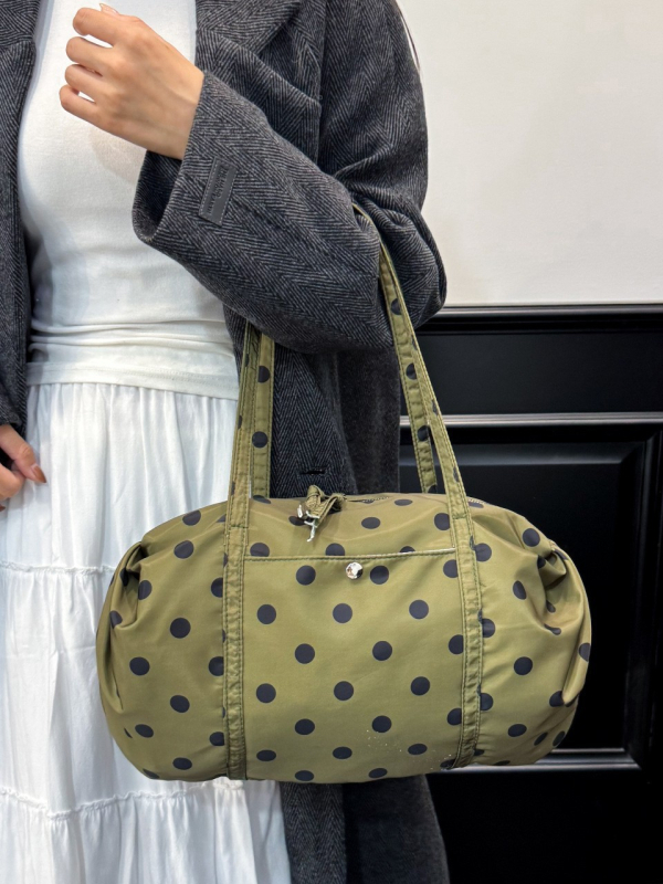Női kézitáska pöttyös mintával, Bowling-stílus, cipzáros nyitás és belső cipzáras zseb, ovális forma, őszi 2025 kiadás