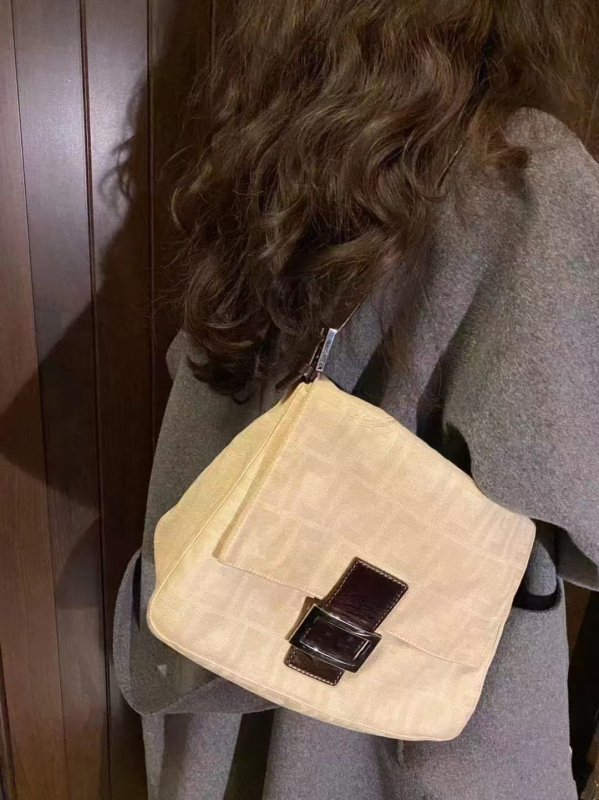 Taška cez rameno s klapkou, prvotriedna hovädzia koža, vnútorná kapsa na zips, dvojité remene, podšívka z polyesteru-bavlny