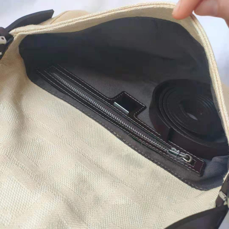 Taška cez rameno s klapkou, prvotriedna hovädzia koža, vnútorná kapsa na zips, dvojité remene, podšívka z polyesteru-bavlny