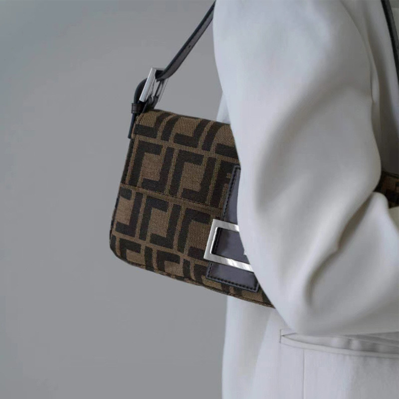 Taška cez rameno s klapkou, prvotriedna hovädzia koža, vnútorná kapsa na zips, dvojité remene, podšívka z polyesteru-bavlny