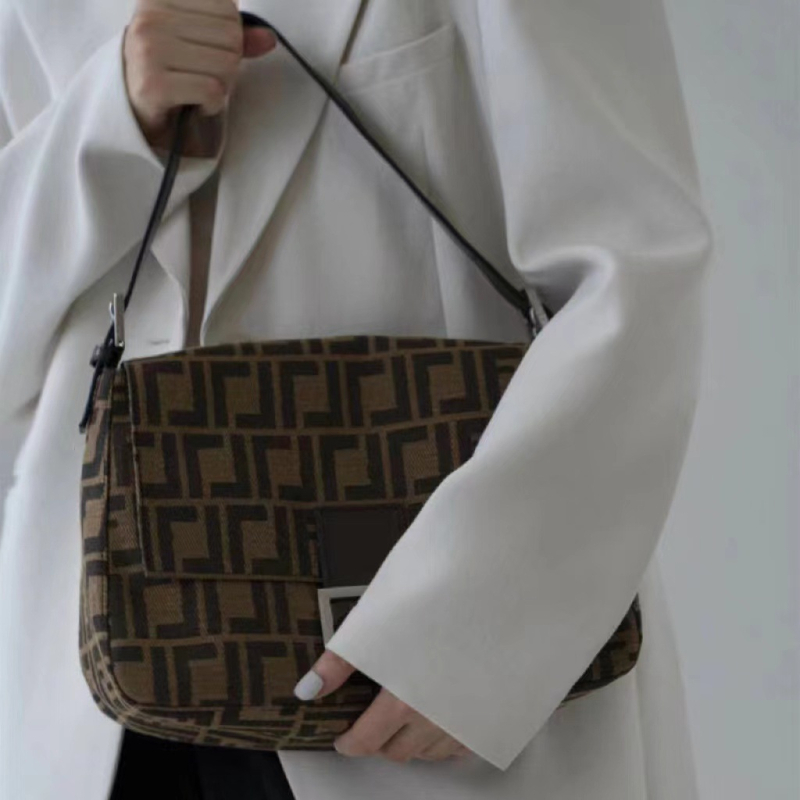 Taška cez rameno s klapkou, prvotriedna hovädzia koža, vnútorná kapsa na zips, dvojité remene, podšívka z polyesteru-bavlny