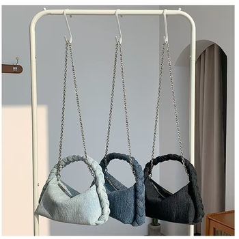 Denim torba za podlakticu s pletenim zavojem — srednja veličina, vodoravni kvadratični oblik, zatvaranje na zip, unutarnja džep s zipom, dvostruke naramenice