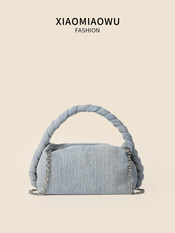 Denim torba za podlakticu s pletenim zavojem — srednja veličina, vodoravni kvadratični oblik, zatvaranje na zip, unutarnja džep s zipom, dvostruke naramenice