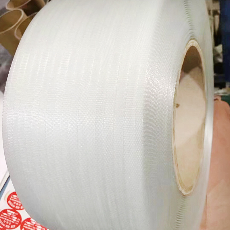 Ekološki PP traka za pakiranje, snaga na naprezanje 100 kg, debljina 0,5–0,8 mm, duljina role do 7000 m.