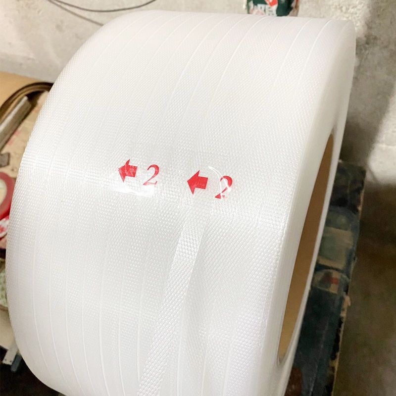 Ekološki PP traka za pakiranje, snaga na naprezanje 100 kg, debljina 0,5–0,8 mm, duljina role do 7000 m.