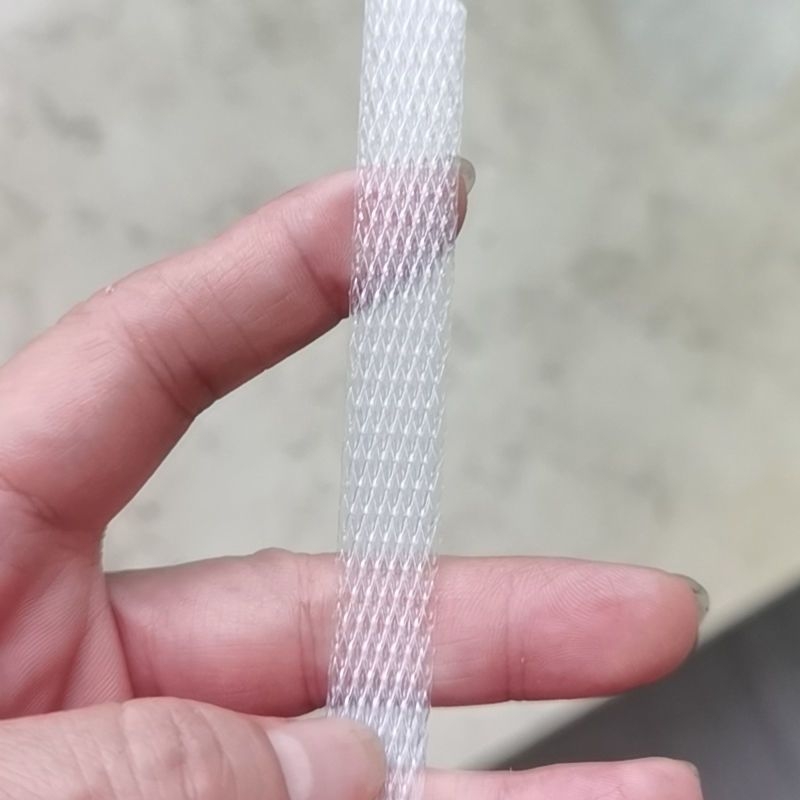 Ekološki PP traka za pakiranje, snaga na naprezanje 100 kg, debljina 0,5–0,8 mm, duljina role do 7000 m.