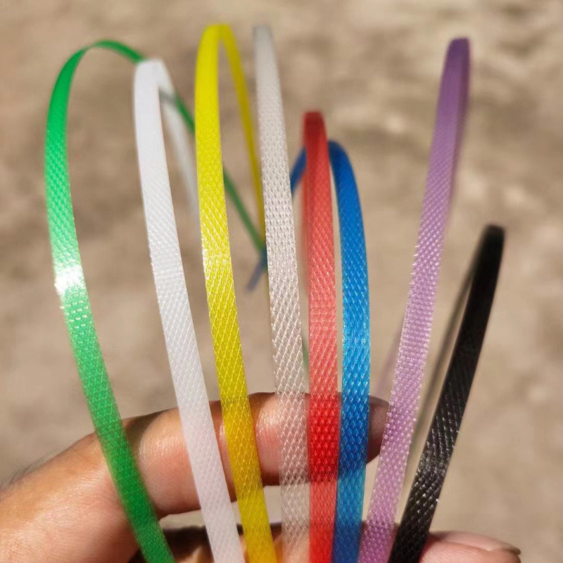 Ekološki PP traka za pakiranje, snaga na naprezanje 100 kg, debljina 0,5–0,8 mm, duljina role do 7000 m.