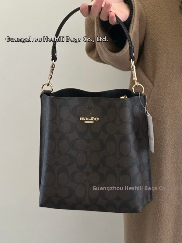 Mollie taška typu vedro z pravej kože; vertikálny štvorcový tvar; magnetické zapínanie; vnútorné vrecká: vrecko na telefón a laminované zipsové vrecko; dvojité remene