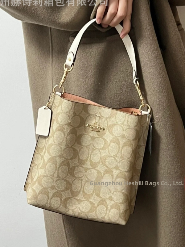 Mollie taška typu vedro z pravej kože; vertikálny štvorcový tvar; magnetické zapínanie; vnútorné vrecká: vrecko na telefón a laminované zipsové vrecko; dvojité remene