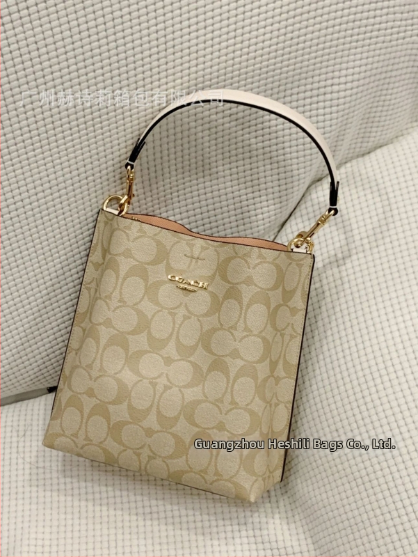 Mollie taška typu vedro z pravej kože; vertikálny štvorcový tvar; magnetické zapínanie; vnútorné vrecká: vrecko na telefón a laminované zipsové vrecko; dvojité remene