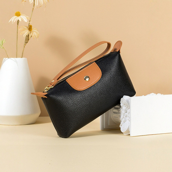 Clutch din PU cu curea la încheietură, exterior tridimensional, închidere cu fermoar, buzunar interior cu fermoar, cu compartiment suplimentar