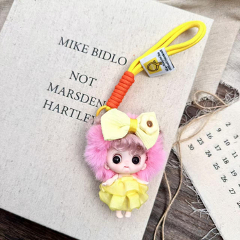 Breloc 3D în formă de păpușă desen animat, cu fundă mare pe cap, din plastic/ rășină, placare electrolitică, Primăvara 2024