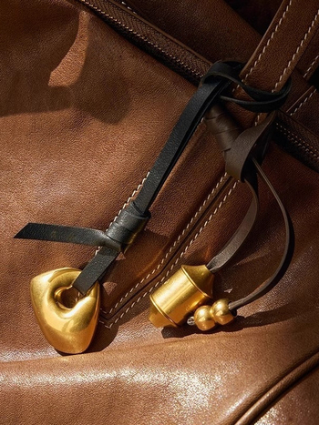 Iš natūralios odos rankų austa rakto pakabukas ir krepšio pakabukas, itin lengvas, vasara 2025