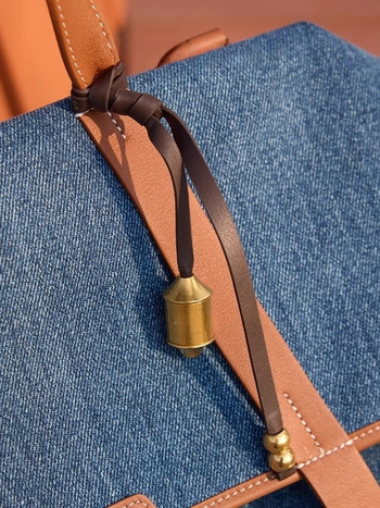 Iš natūralios odos rankų austa rakto pakabukas ir krepšio pakabukas, itin lengvas, vasara 2025