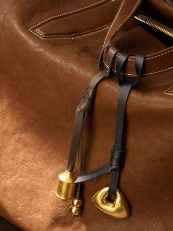 Iš natūralios odos rankų austa rakto pakabukas ir krepšio pakabukas, itin lengvas, vasara 2025