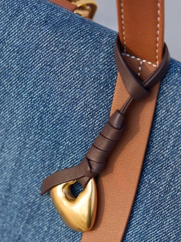 Iš natūralios odos rankų austa rakto pakabukas ir krepšio pakabukas, itin lengvas, vasara 2025