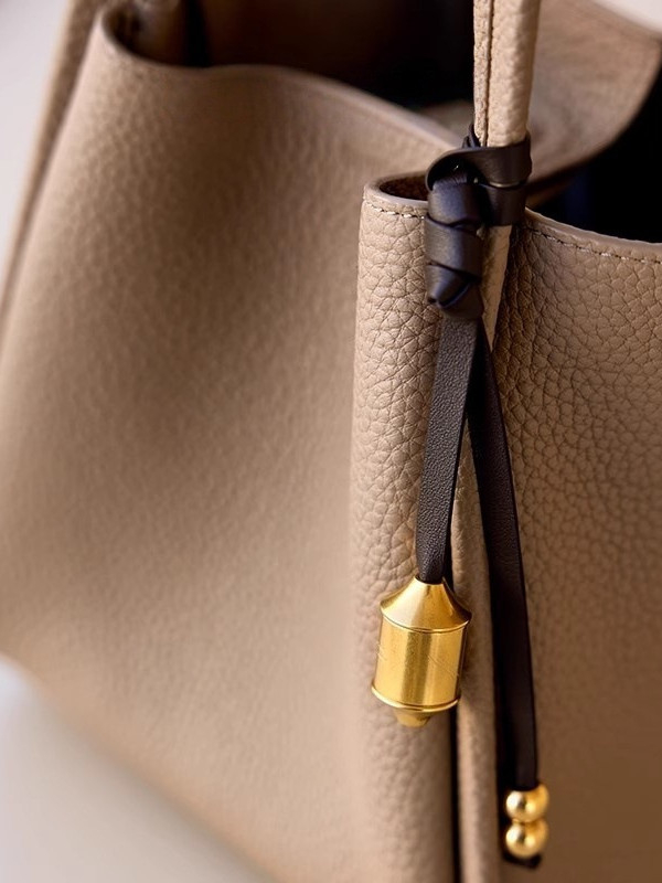 Iš natūralios odos rankų austa rakto pakabukas ir krepšio pakabukas, itin lengvas, vasara 2025