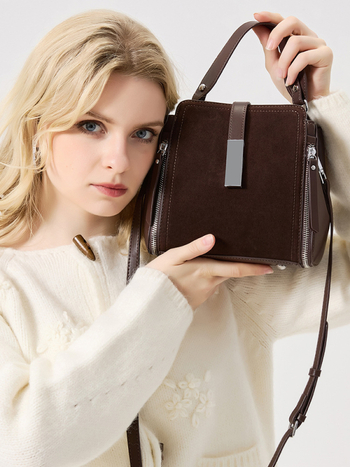 Ženska torbica od prave kože preko ramena, uspravnog kvadratnog oblika, unutarnji džepovi: zip džep, džep za telefon, džep za dokumente; zatvaranje šnira i kopča; podstava poliester-pamuk