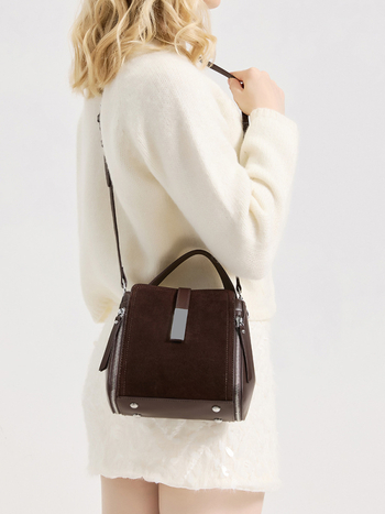 Ženska torbica od prave kože preko ramena, uspravnog kvadratnog oblika, unutarnji džepovi: zip džep, džep za telefon, džep za dokumente; zatvaranje šnira i kopča; podstava poliester-pamuk