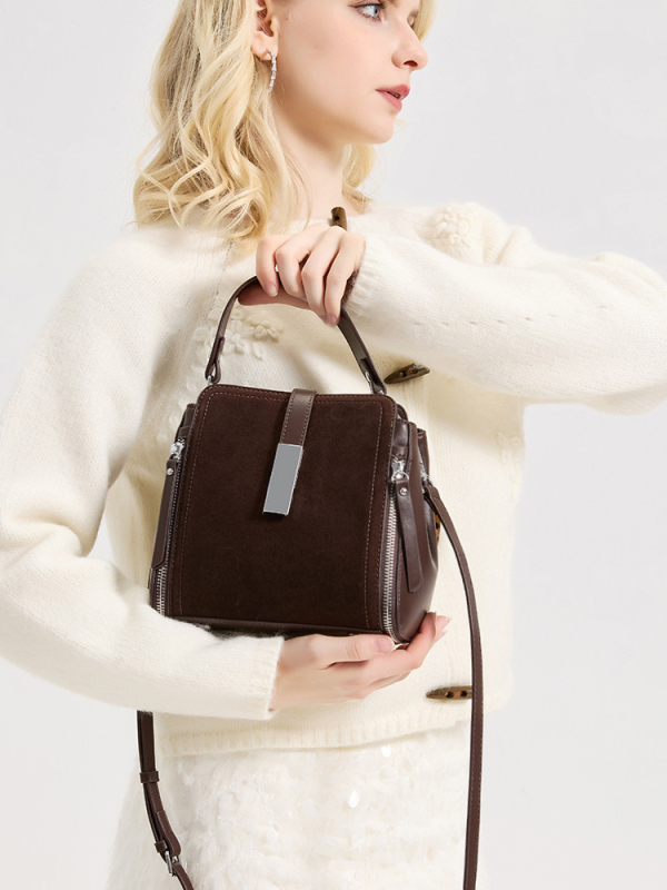 Ženska torbica od prave kože preko ramena, uspravnog kvadratnog oblika, unutarnji džepovi: zip džep, džep za telefon, džep za dokumente; zatvaranje šnira i kopča; podstava poliester-pamuk