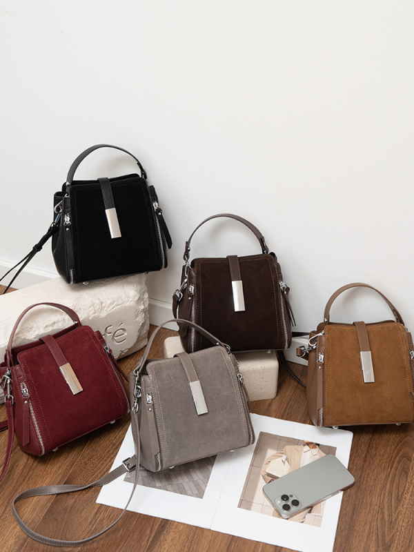 Ženska torbica od prave kože preko ramena, uspravnog kvadratnog oblika, unutarnji džepovi: zip džep, džep za telefon, džep za dokumente; zatvaranje šnira i kopča; podstava poliester-pamuk