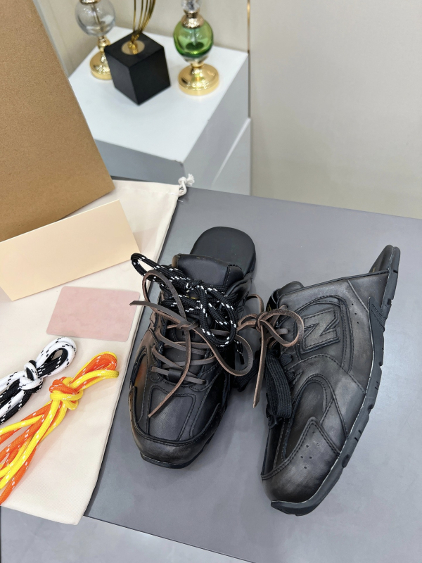 Nothing дамски мюли с закрити пръсти, кожена горна част, гумена подметка, подплата от овча кожа