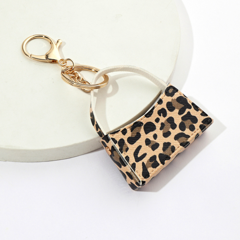 Kožni ključni lanac s leopard uzorkom i zakrivljenim novčanikom – moderan minimalistički stil